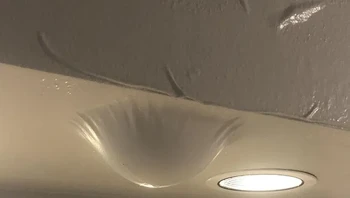 Tiba-tiba ada gelembung besar di apartemennya. Foto: midclasswhiteboy/Reddit
