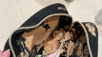 Tas makeup yang jadi berantakan setelah diduduki oleh sang ayah. Penyet, deh. Foto: Hayersy/Reddit