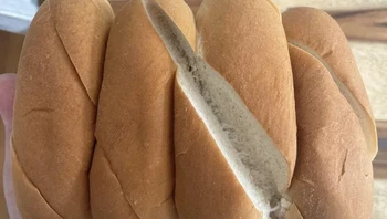 Roti hotdog yang terbelah tidak sebagaimana mestinya. Foto: Zur-En-Arrhh/Reddit
