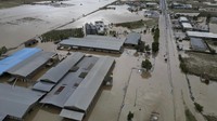 Hujan badai hebat memicu aliran deras yang membobol bendungan, menghanyutkan jalan dan jembatan, melemparkan mobil ke laut dan merendam wilayah yang luas tanpa listrik atau air minum. Sedikitnya tiga desa di Karditsa dan daerah sekitar Trikala terputus sama sekali akibat banjir.