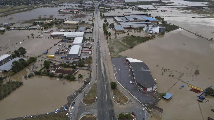 Potret Udara Banjir Merendam Sejumlah Wilayah Yunani Floodwaters and mud cover the land after the country's record rainstorm, in Larrisa, Thessaly region, central Greece, Thursday, Sept. 7, 2023. The death toll from severe rainstorms that lashed parts of Greece, Turkey and Bulgaria increased after rescue teams in the three neighboring countries recovered more bodies. (AP Photo/Vaggelis Kousioras)