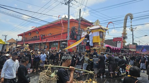 Prosesi ngaben korban Ayuterra Resort, di desa setra (kuburan) tempat tinggalnya, di Banjar Abiansemal, Desa Lodtunduh, Ubud, Gianyar, Bali, Jumat (8/9/2023).