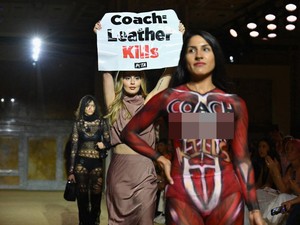 Protes Produk Kulit di New York Fashion Week, Aktivis Catwalk Tanpa Busana