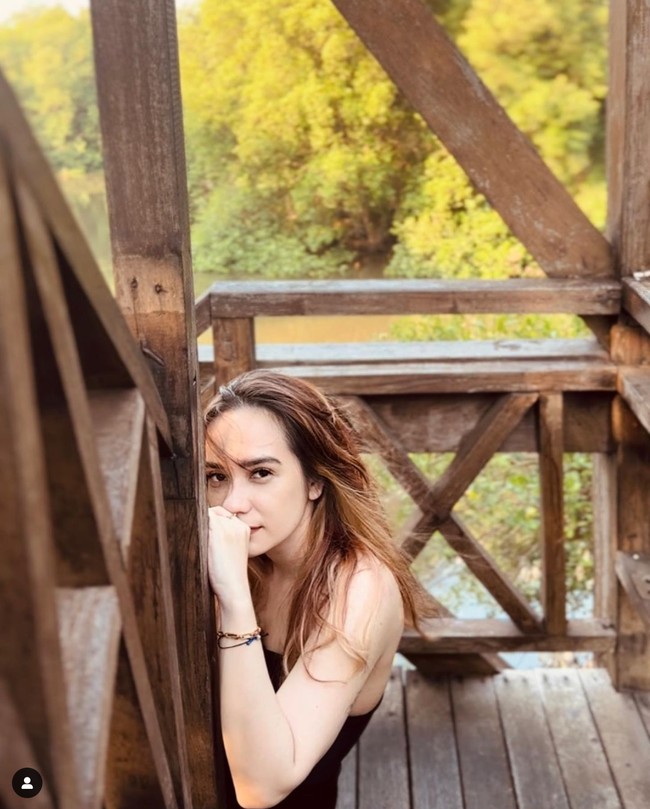 Mualaf pada tahun 2016 dan mantap berhijab di 2017 setelah menikah, penampilan Putri Anne kini sudah berbeda. Putri Anne sendiri telah mengisyaratkan melepas hijabnya pada Mei 2023. Foto: Instagram/@anneofficial1990