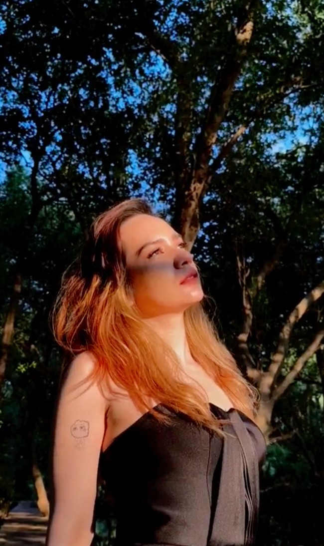 Melalui akun Instagram pribadinya Putri Anne kini sering mengunggah foto-foto dirinya dengan mengenakan pakaian terbuka. Pakaian tersebut membuat tato di lengannya jelas terlihat. Foto: Instagram/@anneofficial1990