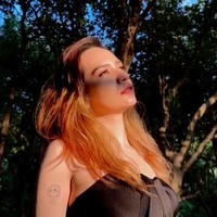 Melalui akun Instagram pribadinya Putri Anne kini sering mengunggah foto-foto dirinya dengan mengenakan pakaian terbuka. Pakaian tersebut membuat tato di lengannya jelas terlihat. Foto: Instagram/@anneofficial1990