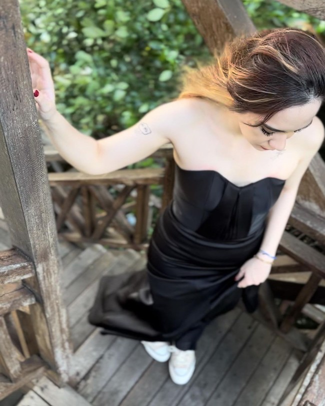 Pada foto yang satu ini Putri Anne tampak mengenakan dress off shoulder panjang berwarna hitam. Rambut panjang pirangnya dibiarkan terurai. Foto: Instagram/@anneofficial1990