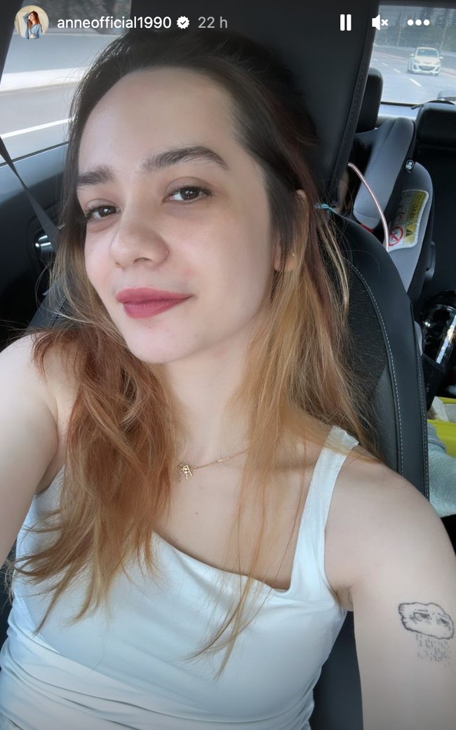 Terbaru melalui akun Instagram Story miliknya Putri Anne memamerkan pose selfienya sambil mengenakan tanktop putih. Penampilannya berhasil mencuri atensi. Foto: Instagram/@anneofficial1990