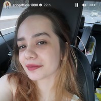 Terbaru melalui akun Instagram Story miliknya Putri Anne memamerkan pose selfienya sambil mengenakan tanktop putih. Penampilannya berhasil mencuri atensi. Foto: Instagram/@anneofficial1990