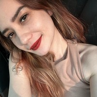 Penampilan terbaru Putri Anne kini terlihat makin berani dengan mengenakan pakaian terbuka. Putri Anne sendiri diketahui sebelumnya telah melepas hijabnya secara perlahan. Awalnya ia masih menutupi rambutnya dengan hoodie namun kini rambutnya itu sudah tak lagi ditutupi. Foto: Instagram/@anneofficial1990