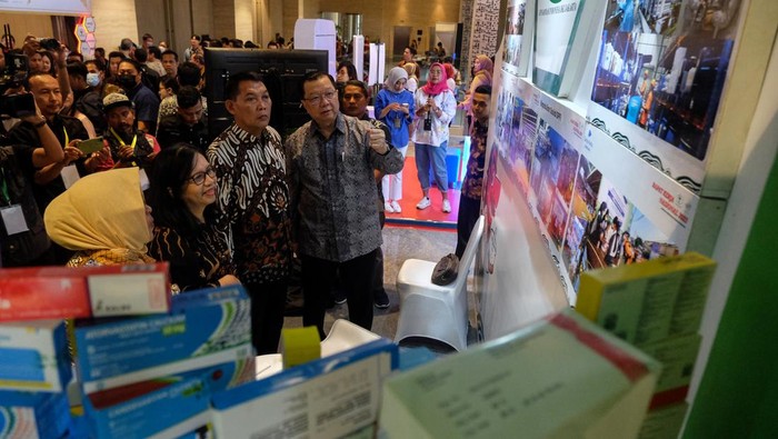 Ketua Umum Gabungan Pengusaha Farmasi Indonesia (GPFI) Ferry A. Soetikno (kiri) memberikan cinderamata kepada Plt Deputi Bidang Pengawasan Obat, Narkotika, Psikotropika, Prekursor dan Zat Adiktif BPOM RI Togi Junice Hutadjulu (tengah) disaksikan Wakil Wali Kota Solo Teguh Prakosa (kanan) saat pembukaan Rakernas GPFI tahun 2023 di Kota Solo, Jawa Tengah, Jumat (8/9/2023).  Rakernas ini digelar untuk rancang strategi transformasi usaha farmasi agar dapat memajukan usaha farmasi di Indonesia. ANTARAFOTO/Maulana Surya/nz.