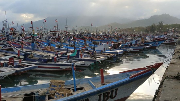 Ratusan kapal nelayan bersandar di Pelabuhan Perikanan Nusantara (PPN) Prigi, Trenggalek.