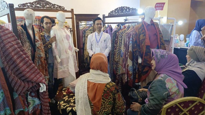 Pameran 'Halal Fair' bertajuk 'Halal Way to Life' digelar di Jakarta. Ratusan UMKM meramaikan pameran ini dengan beragam produk halal mulai dari travel hingga kuliner.