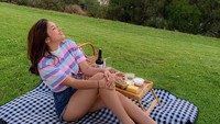 Aktris cantik ini juga pernah terlihat piknik seru. Ia membawa biskuit, keju, dan wine untuk keseruan pikniknya. Foto: Instagram @rklopperr
