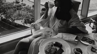 Saat menginap di Hotel Indonesia Kempinski, Rebecca membagikan momen sarapannya. Ia memesan layanan sarapan di kamar dan berpose dengan pemandangan Bundaran HI. Foto: Instagram @rklopperr
