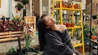 Rebecca juga sempat nongkrong dengan teman-temannya di sebuah kafe. Kafe itu menawarkan menu es krim yang manis. Foto: Instagram @rklopperr