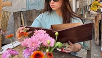 Liburan ke Bali beberapa waktu lalu, Rebecca Klopper terlihat menikmati sarapan di sebuah kafe. Konsep kafenya cantik bergaya tropis dan dipenuhi hiasan bunga. Foto: Instagram @rklopperr