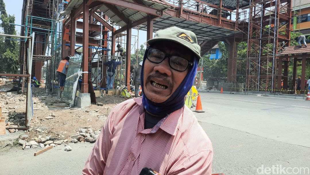 Rendi dan Sukardi, pengguna jalan yang melintasi Jembatan Akses Marunda sisi selatan. (Annisa Aulia Rahim/detikcom)