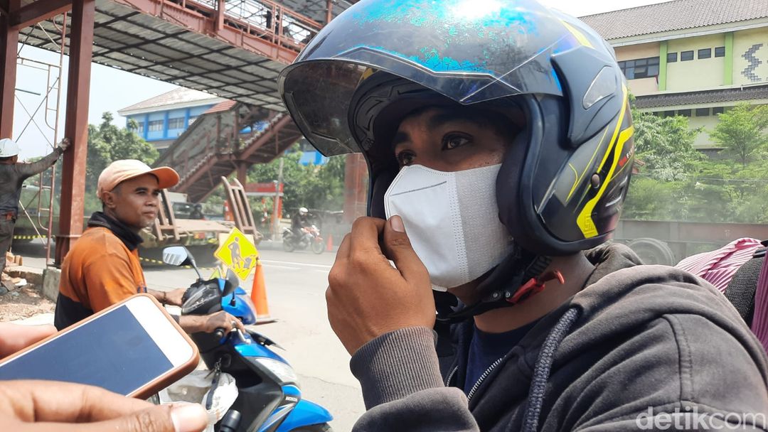 Rendi dan Sukardi, pengguna jalan yang melintasi Jembatan Akses Marunda sisi selatan. (Annisa Aulia Rahim/detikcom)
