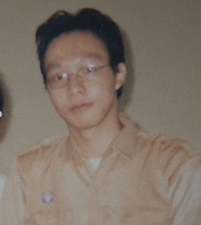 Mengenakan kemeja berwarna coklat, dokter Richard muda masih tampak begitu kurus dan polos. Penampilannya pun tampak sederhana. Foto: Instagram/@dr.richard_lee