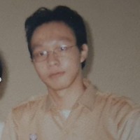 Mengenakan kemeja berwarna coklat, dokter Richard muda masih tampak begitu kurus dan polos. Penampilannya pun tampak sederhana. Foto: Instagram/@dr.richard_lee