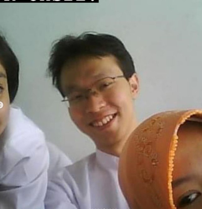 Melalui video klarifikasi mengenai wajah aslinya yang viral, dokter Richard menceritakan jika dirinya memang terlahir dari keluarga tidak mampu. Oleh karena itu sebelumnya ia tak pernah mengenal perawatan. Dokter Richard mengaku baru mulai melakukan perawatan setelah dia menjadi dokter. Foto: Instagram/@dr.richard_lee