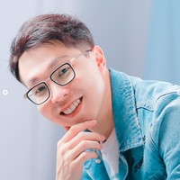 Dalam video klarifikasi kamera wartawan dokter Richard juga mengaku jika sebenarnya ia juga sempat merasa minder dan tidak percaya diri menjadi dokter kecantikan. Hal itu dikarenakan ia tak merasa memiliki wajah yang mulus. Foto: Instagram/@dr.richard_lee