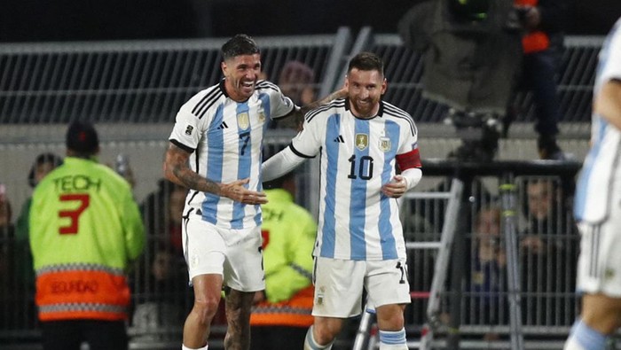 Soccer Football - World Cup - South American Qualifiers - Argentina v Ecuador - Estadio Mas Monumental, Buenos Aires, Argentina - September 7, 2023 Argentinas Lionel Messi celebrates scoring their first goal with Argentinas Rodrigo De Paul REUTERS/Agustin Marcarian