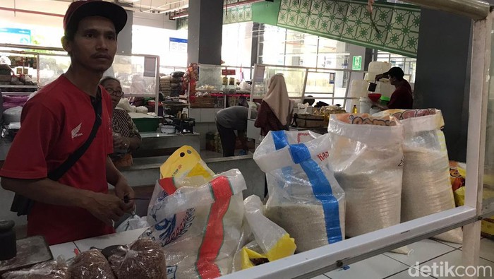 Salah satu pedagang beras di Pasar Prawirotaman, Kota Jogja, Idris (40) menceritakan kenaikan harga beras, Jumat (8/9/2023).