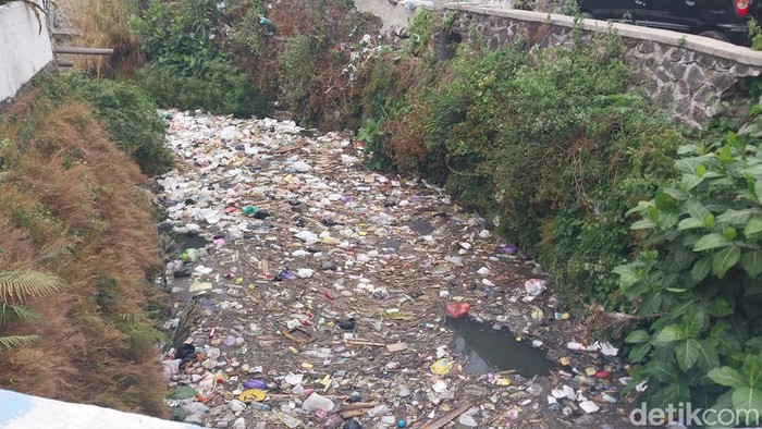 Sampah bau busuk yang penuhi sungai di Bunulrejo, Kota Malang.