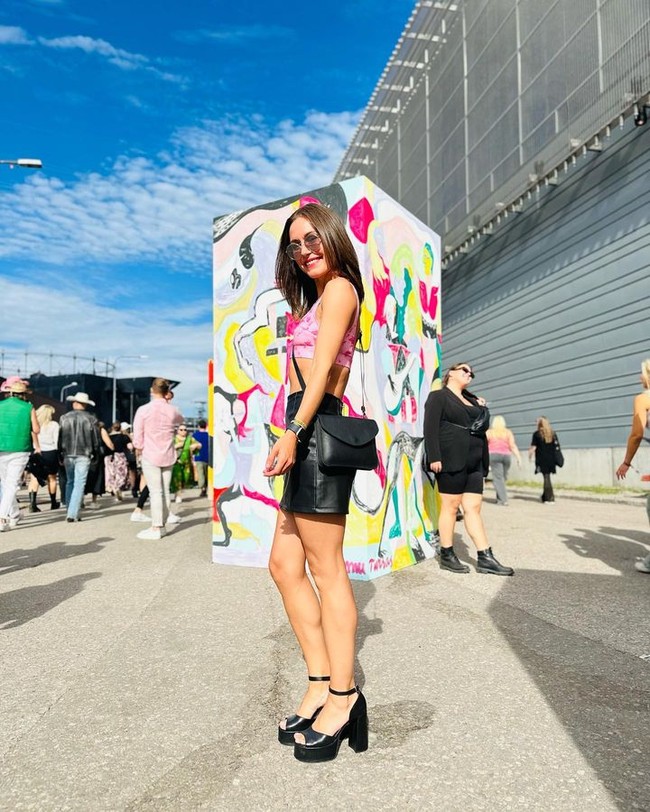 Sanna Marin berpesta. Kali ini di sebuah klub malam. Hal lain yang menjadi sorotan adalah Sanna berdansa dengan seorang pria yang bukan suaminya, yaitu artis Finlandia, Olavi Uusivirta di sebuah klub. Sanna kini telah bercerai dari suami setelah menikah selama tiga tahun dan tinggal bersama 16 tahun. Foto: Instagram