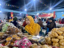 Omzet Fantastis Pedagang Kue di Pasar Kembang Surabaya