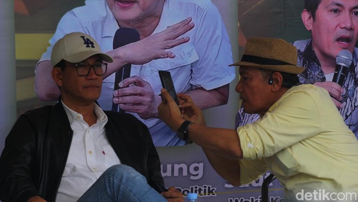 Saut Situmorang memotret bekas lemparan botol yang mengenai leher Refly Harun saat diskusi di Kopi Nuri, Sleman, Jumat (8/9/2023).