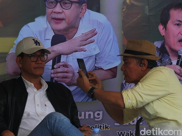 Saut Situmorang memotret bekas lemparan botol yang mengenai leher Refly Harun saat diskusi di Kopi Nuri, Sleman, Jumat (8/9/2023).