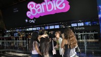Film Barbie mulai ditayangkan perdana di Lebanon setelah adanya seruan pelarangan film tersebut. (AP Photo/Hussein Malla)