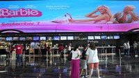 Penonton bioskop berkumpul di depan panel display yang menayangkan film Barbie di dekat loket tiket di sebuah bioskop, di Beirut, Lebanon, Kamis (7/9/2023). (AP Photo/Hussein Malla)