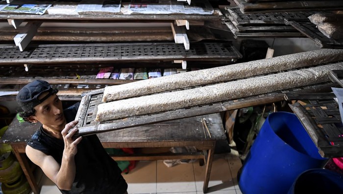 Pekerja menyelesaikan pembuatan tempe di Sentra Tempe, Rorotan, Jakarta Utara, Jumat (8/9/2023). Berdasarkan data Badan Pangan Nasional, rata-rata harga kedelai impor saat ini mencapai Rp12.970 per kilogramnya dan Indonesia tercatat setiap tahunnya mengimpor kedelai dari Amerika sebesar dua juta ton. ANTARA FOTO/M Risyal Hidayat/YU
