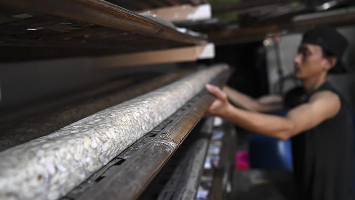 Sentra pembuatan tempe Rorotan Pekerja menyelesaikan pembuatan tempe di Sentra Tempe, Rorotan, Jakarta Utara, Jumat (8/9/2023). Berdasarkan data Badan Pangan Nasional, rata-rata harga kedelai impor saat ini mencapai Rp12.970 per kilogramnya dan Indonesia tercatat setiap tahunnya mengimpor kedelai dari Amerika sebesar dua juta ton. ANTARA FOTO/M Risyal Hidayat/YU
