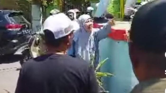 Seorang warga menolak patung massa di Gowa, Sulsel dibongkar.