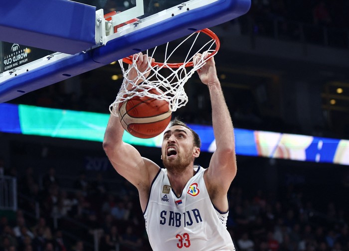 Basketball - FIBA World Cup 2023 - Semi Final - Serbia v Canada - Mall of Asia Arena, Manila, Philippines - September 8, 2023 Serbias Nikola Milutinov scores a basket REUTERS/Eloisa Lopez