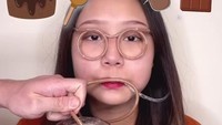 Setelah berbagai makanan, ada juga minuman segar dalam daftar emoji yang harus disantapnya. Miniman berupa milkshake cokelat dinikmati Sisca Kohl menggunakan sedotan berbentuk kacamata. Foto: Instagram/siscakohl