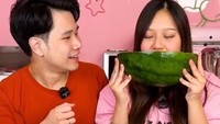 Menurut kabar terbaru yang diunggah pada akun Instagram Siscakohl dan Jessnolimit (8/8) buah hatinya akan lahir lebih cepat. Keduanya kini menanti proses persalinan di Singapura. Foto: Instagram/siscakohl