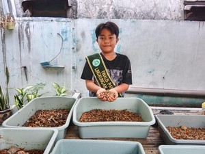 Kreatif! Siswa SD Surabaya Budi Daya Maggot untuk Kurangi Sampah