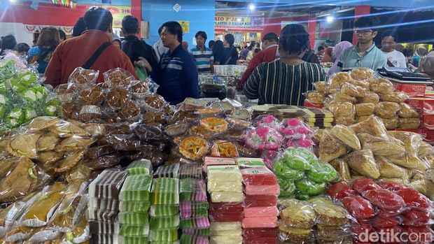 Suasana Pasar Kembang Surabaya yang menjual aneka jajan tradisional dengan harga murah dan rasa enak