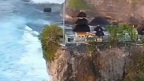 Cuplikan video yang memperlihatkan retakan tebing di bawah Pura Uluwatu di Desa Pecatu, Kuta Selatan, Badung, belum lama ini.