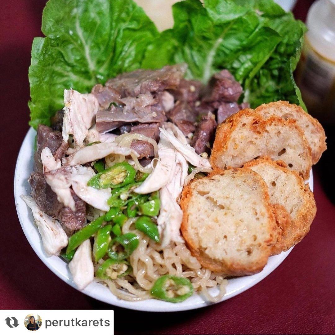 Tempat makan bakmi ayam yang punya bakso goreng enak.