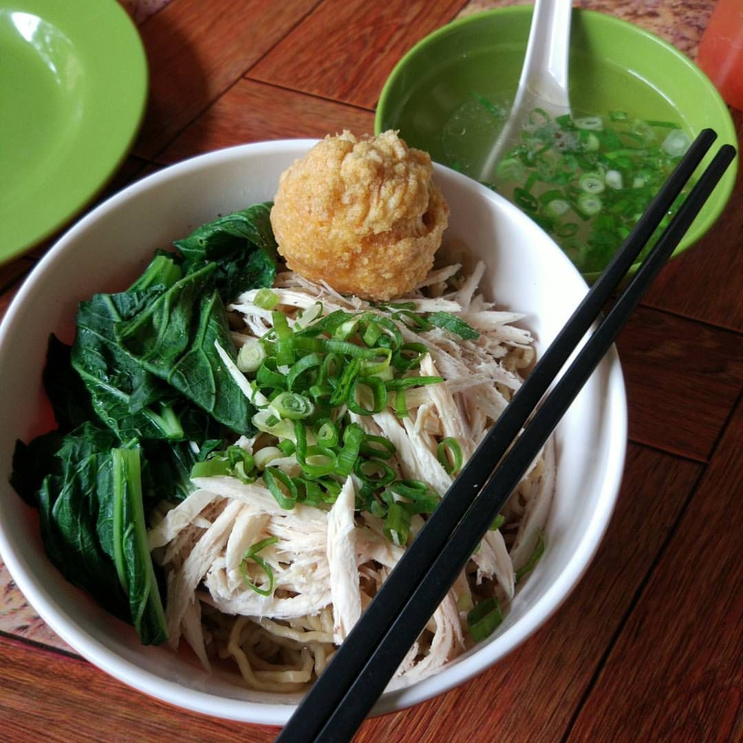 Tempat makan bakmi ayam yang punya bakso goreng enak.