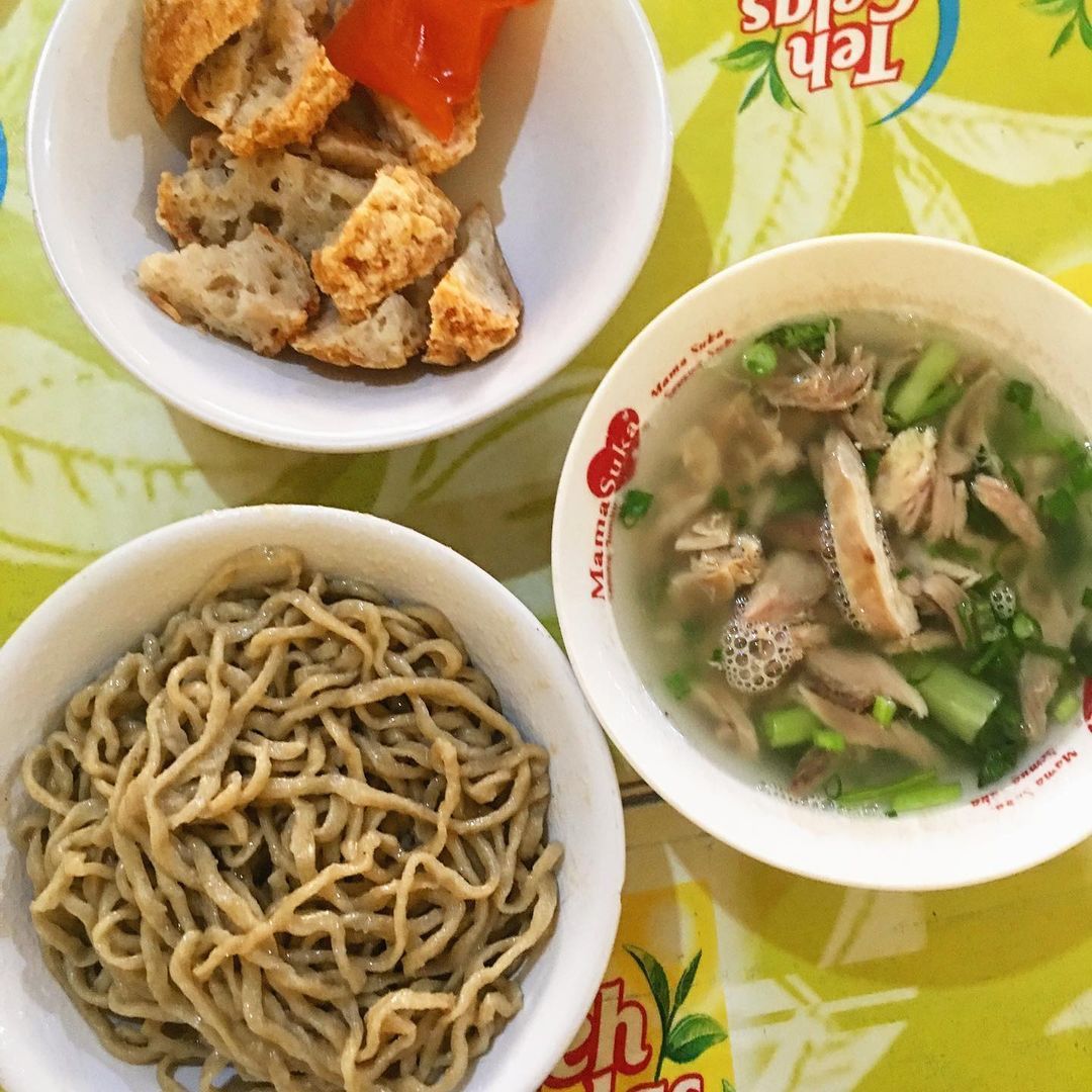 Tempat makan bakmi ayam yang punya bakso goreng enak.