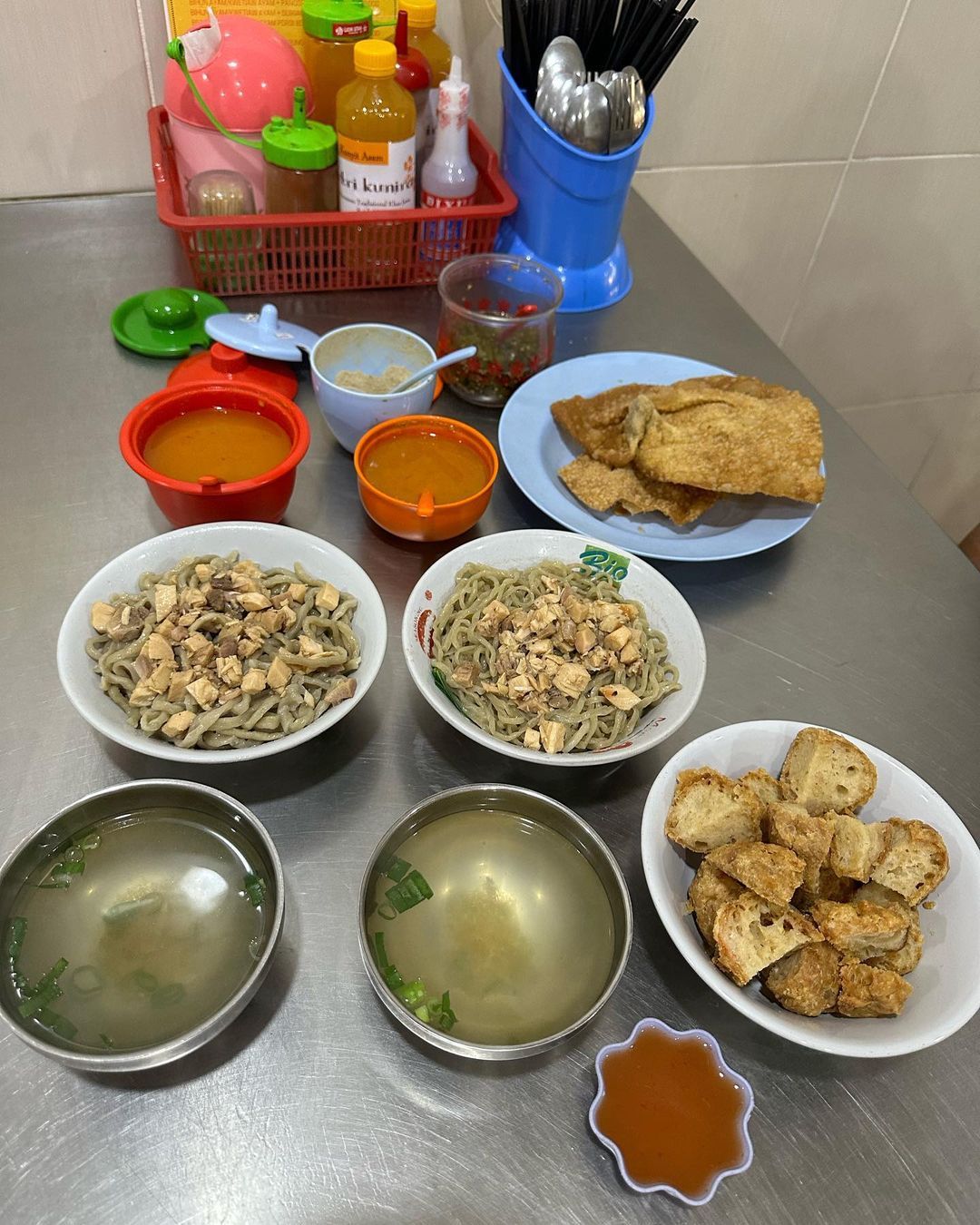 Tempat makan bakmi ayam yang punya bakso goreng enak.