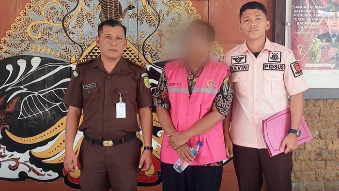 Tersangka R ditahan setelah dilimpahkan ke Kejaksaan.